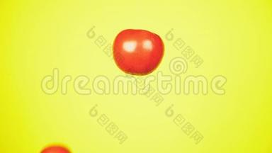 新鲜的西<strong>红</strong>柿掉了一滴水。 营养的概念.. 在<strong>黄色背景</strong>上分离，慢动作